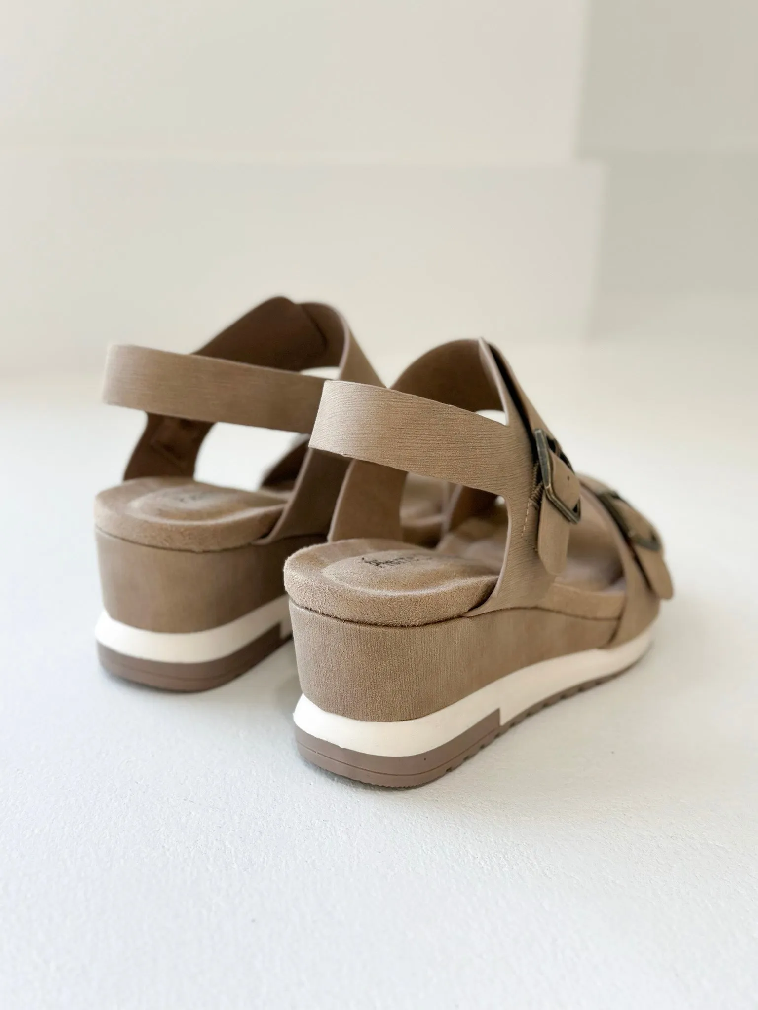 The Get-Up Wedge - Taupe